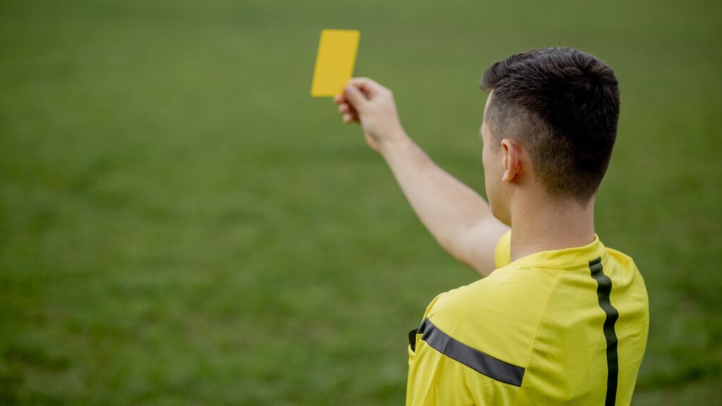 árbitro de futebol juiz dando cartão amarelo dicas de futebol
